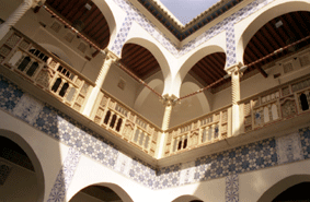 Ce film fait un état des lieux de ce quartier de la capitale algérienne, la Casbah d'Alger, qui a été inscrite sur la Liste du patrimoine mondial de l’Humanité à la 16ième session du Comité de l’UNESCO, en décembre 1992. La Casbah compte 1 700 maisons et environ 80 000 habitants. À l’origine, le mot "casbah" désignait la citadelle qui, à l’ouest, surplombait la ville. Peu à peu le terme engloba la cité elle-même. Les remparts qui protégeaient la casbah ainsi que le haut et le bas de la cité ont aujourd’hui disparu… Mais dans quel état se trouve la Casbah aujourd’hui ? Comment résiste t-elle aux catastrophes naturelles qui accablent régulièrement l’Algérie, située sur une faille tectonique fragile ?